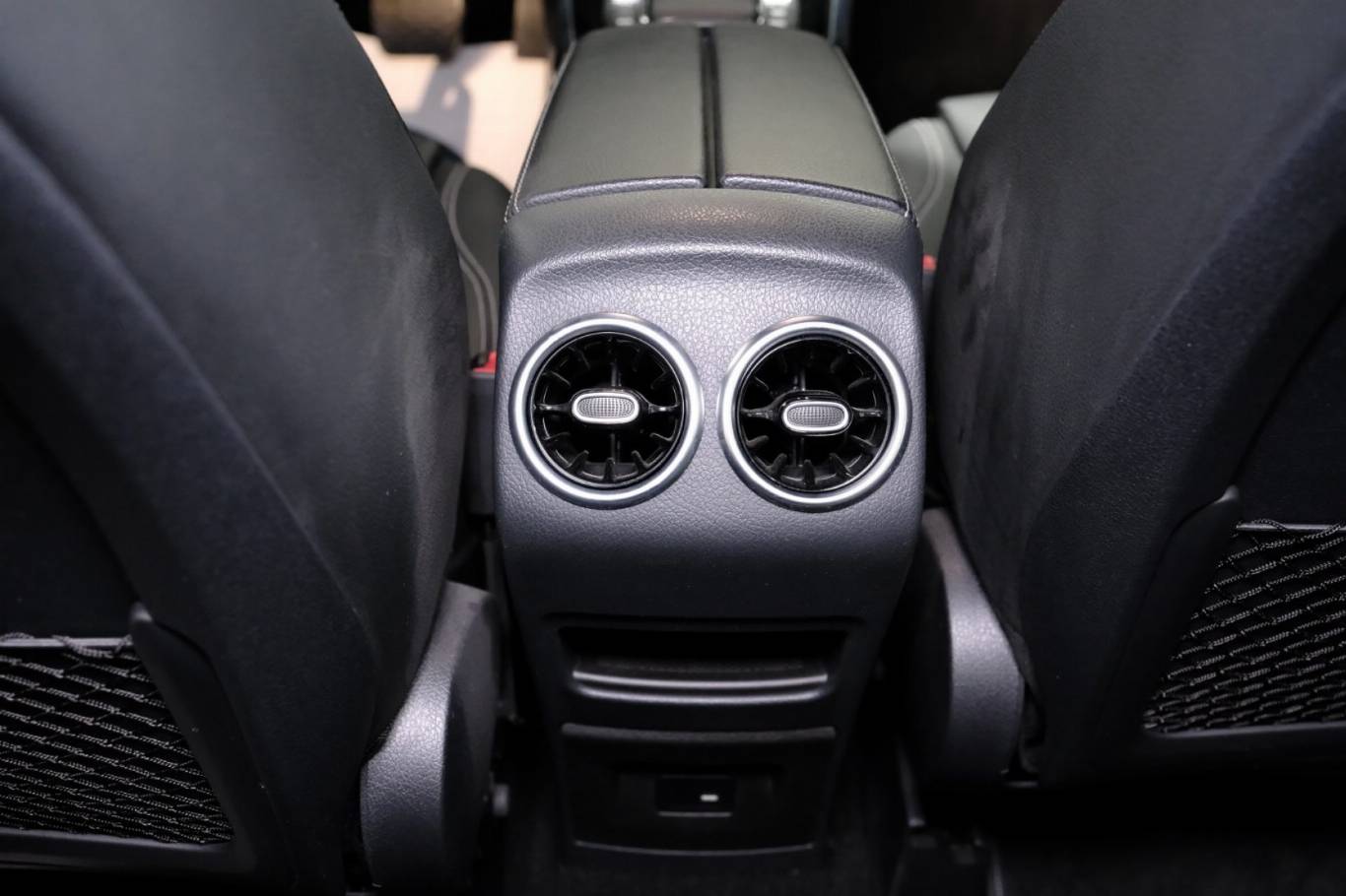 MERCEDES-BENZ GLB 200 42