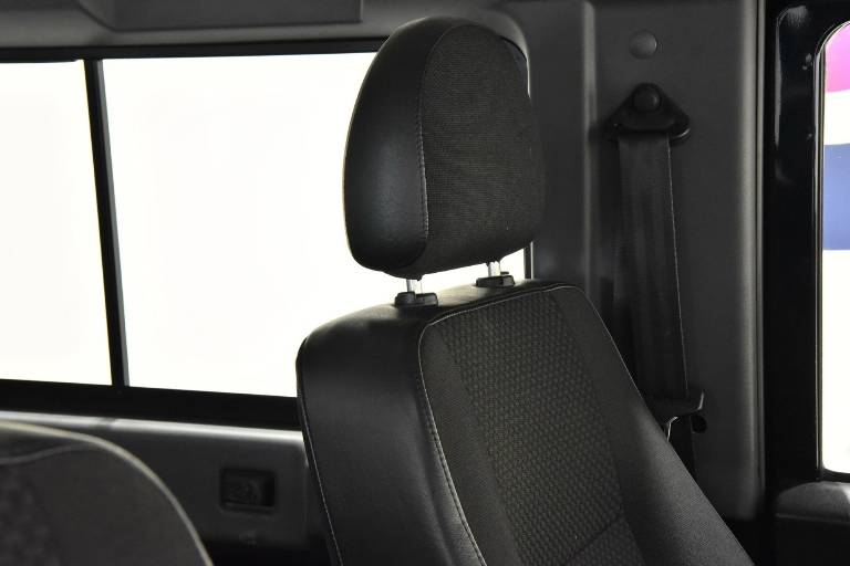 LAND ROVER Defender 32