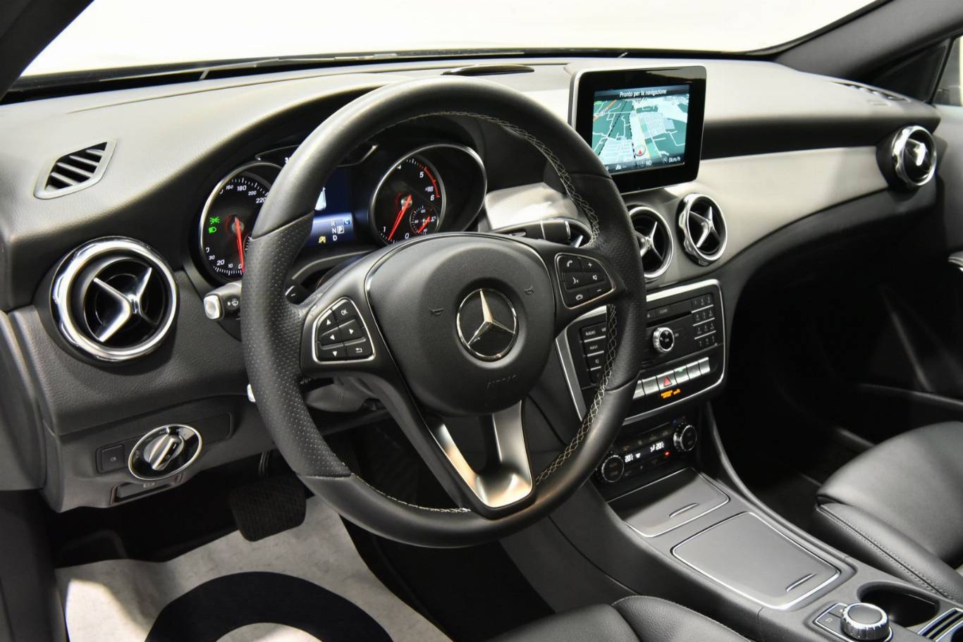 MERCEDES-BENZ GLA 200 3