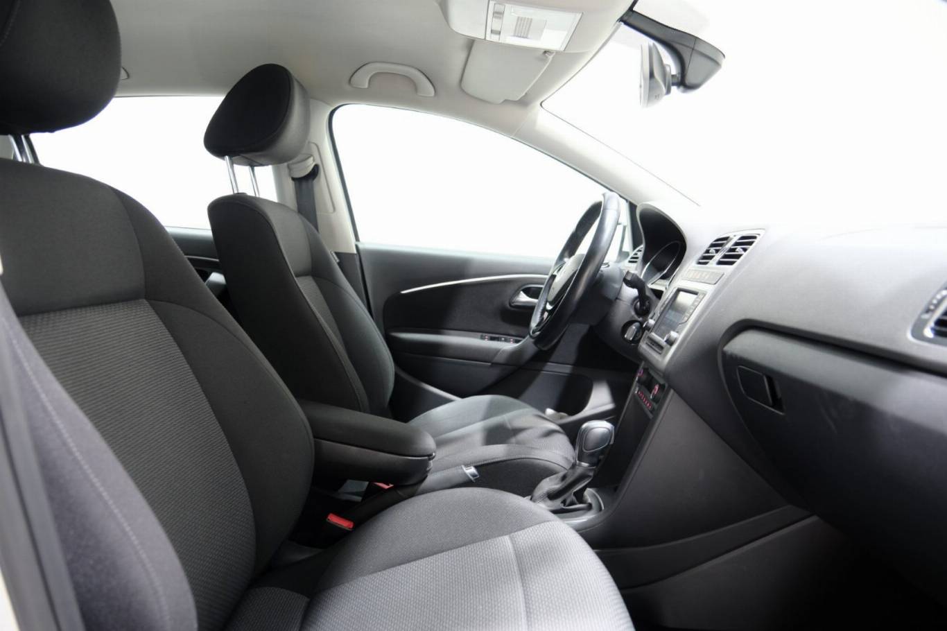 VOLKSWAGEN Polo 52