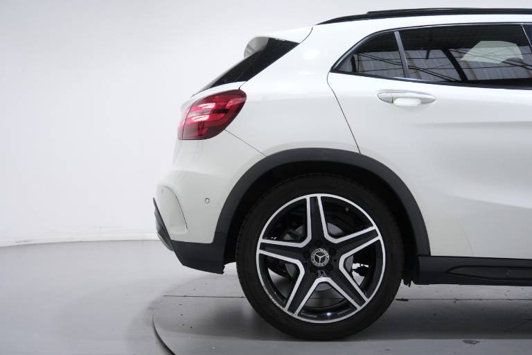 MERCEDES-BENZ GLA 220 51