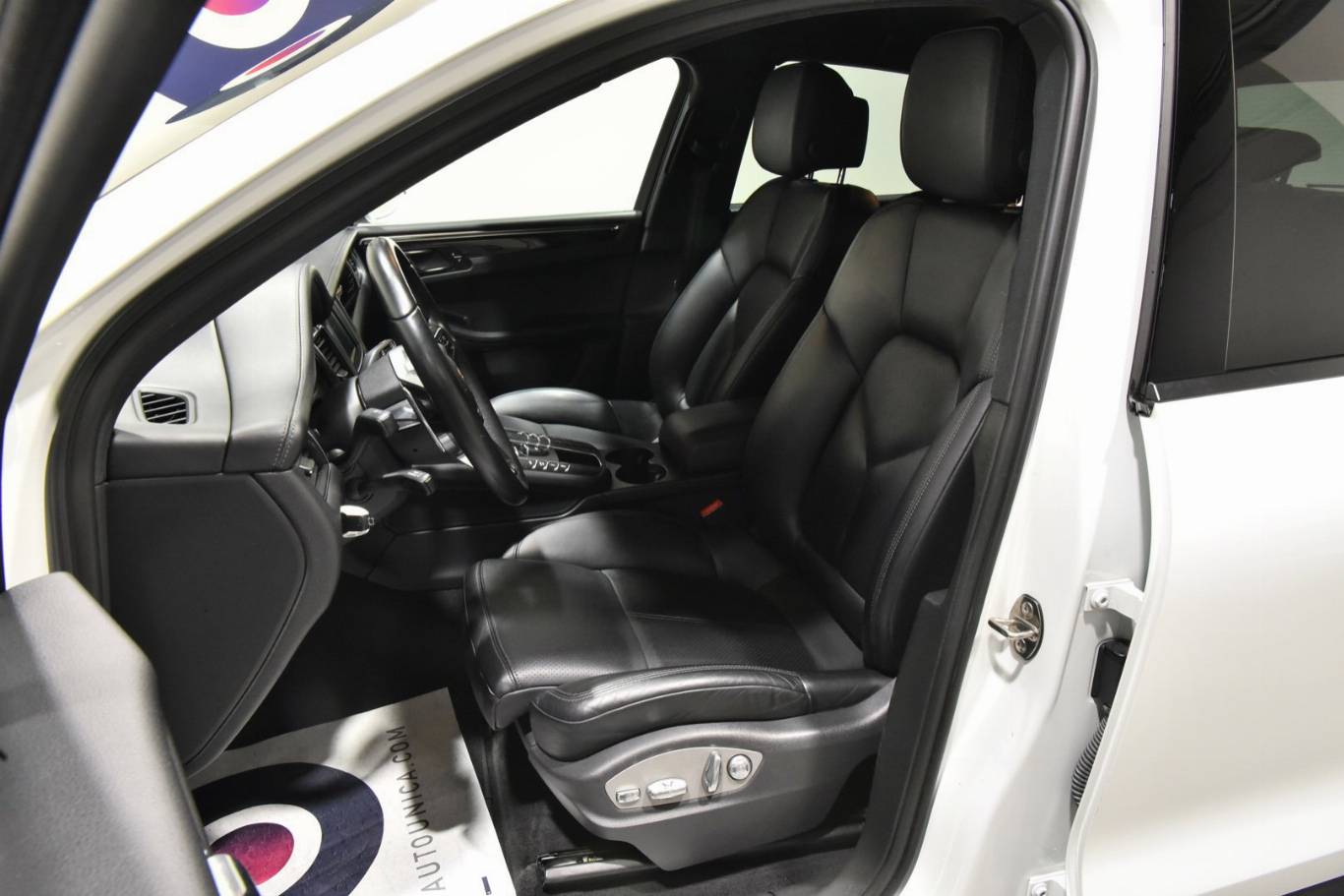 PORSCHE Macan 4