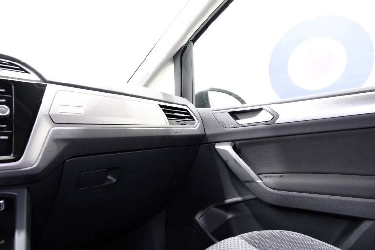 VOLKSWAGEN Touran 33