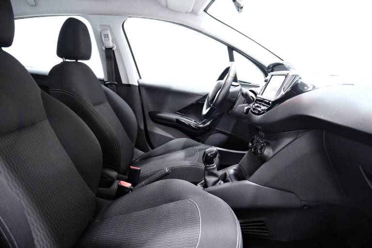 PEUGEOT 208 54