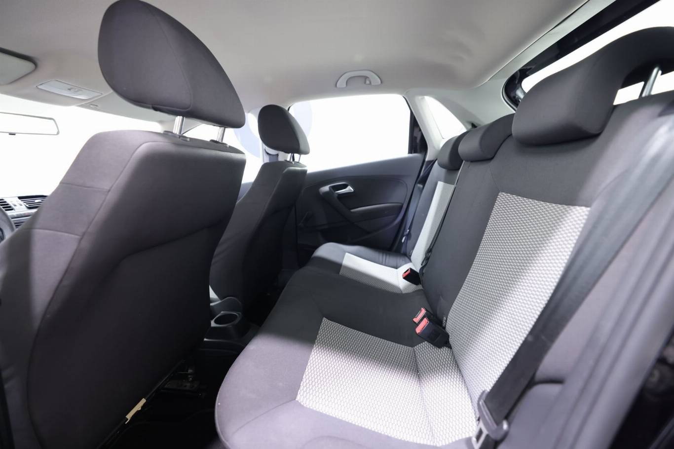 VOLKSWAGEN Polo 28