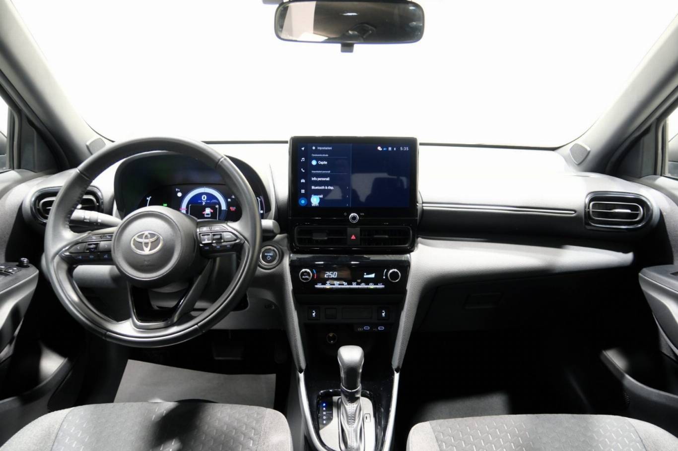 TOYOTA Yaris Cross 9