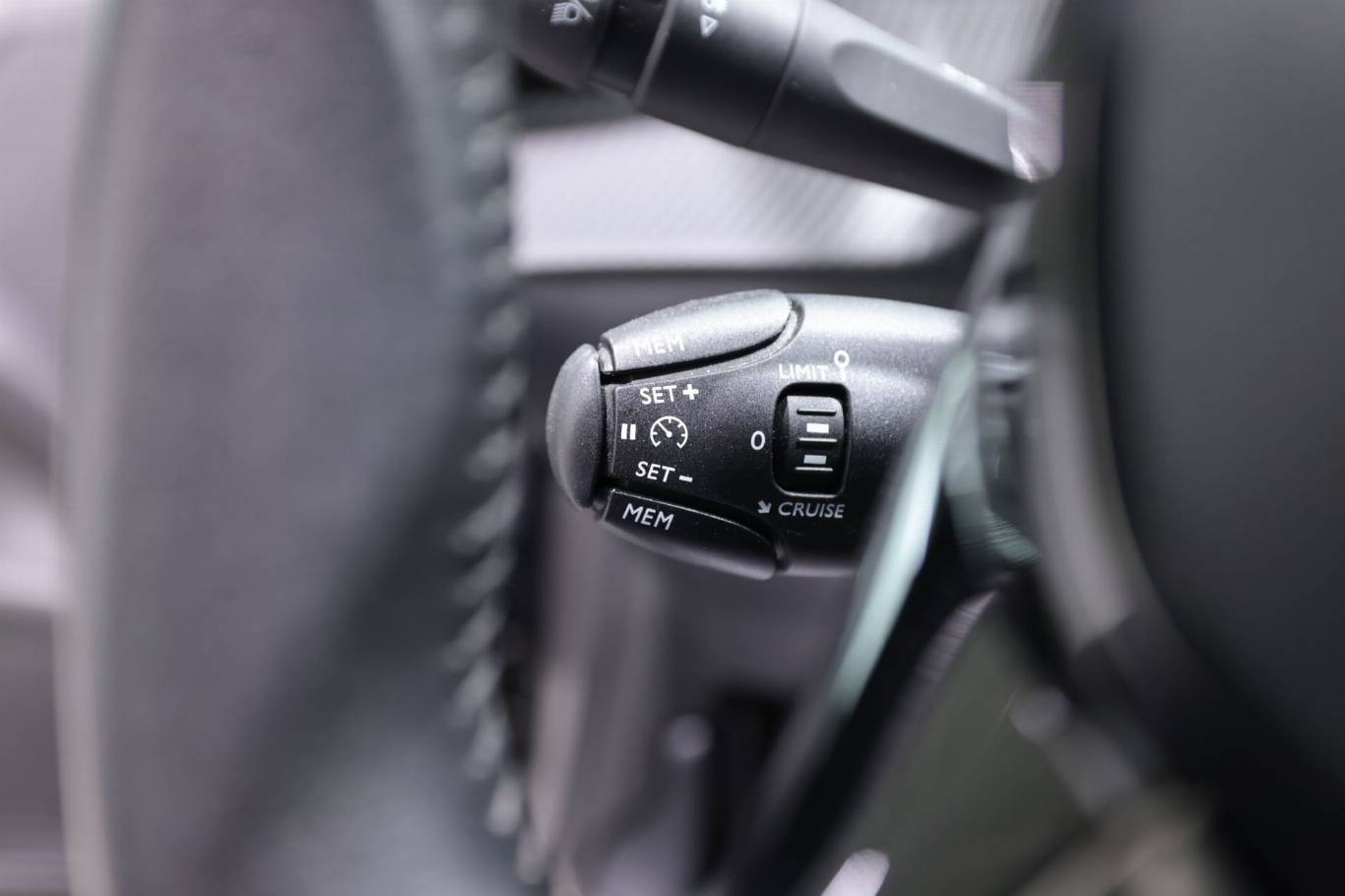 PEUGEOT 208 18