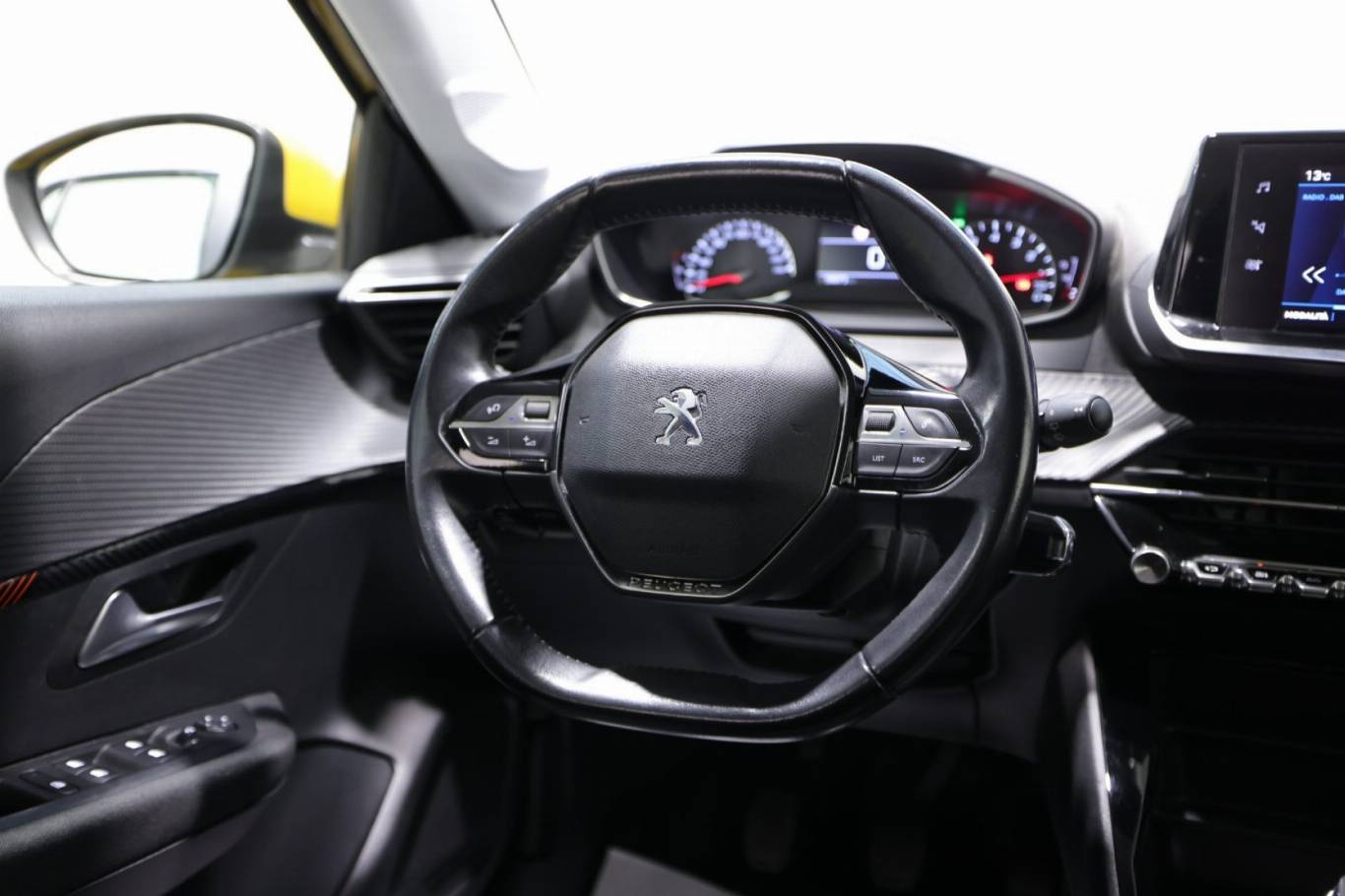 PEUGEOT 208 37