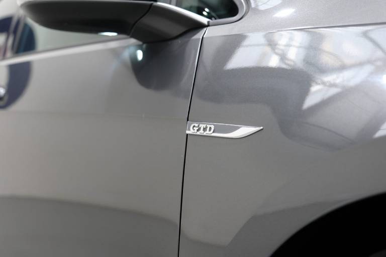 VOLKSWAGEN Golf GTD 53
