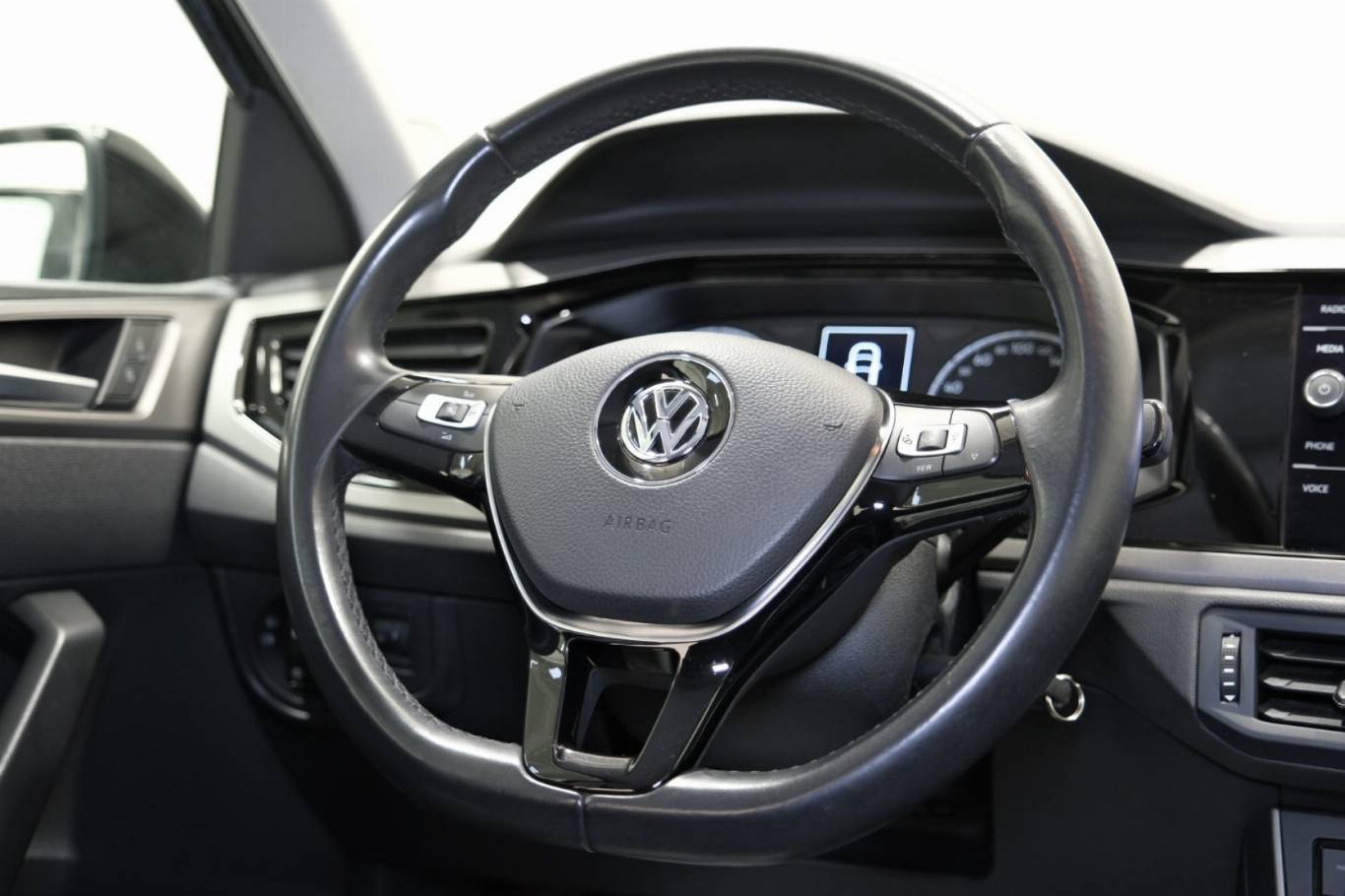 VOLKSWAGEN Polo 39