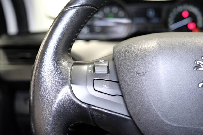 PEUGEOT 208 21