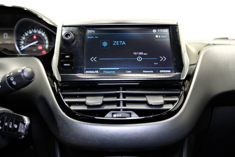 PEUGEOT 208 9