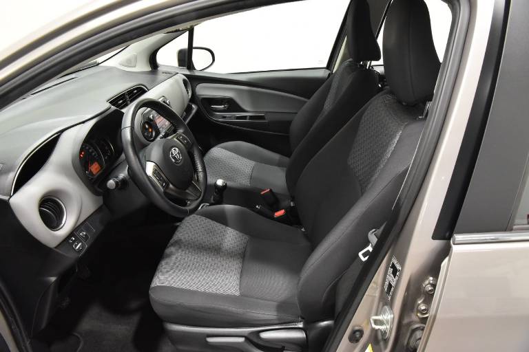 TOYOTA Yaris 4