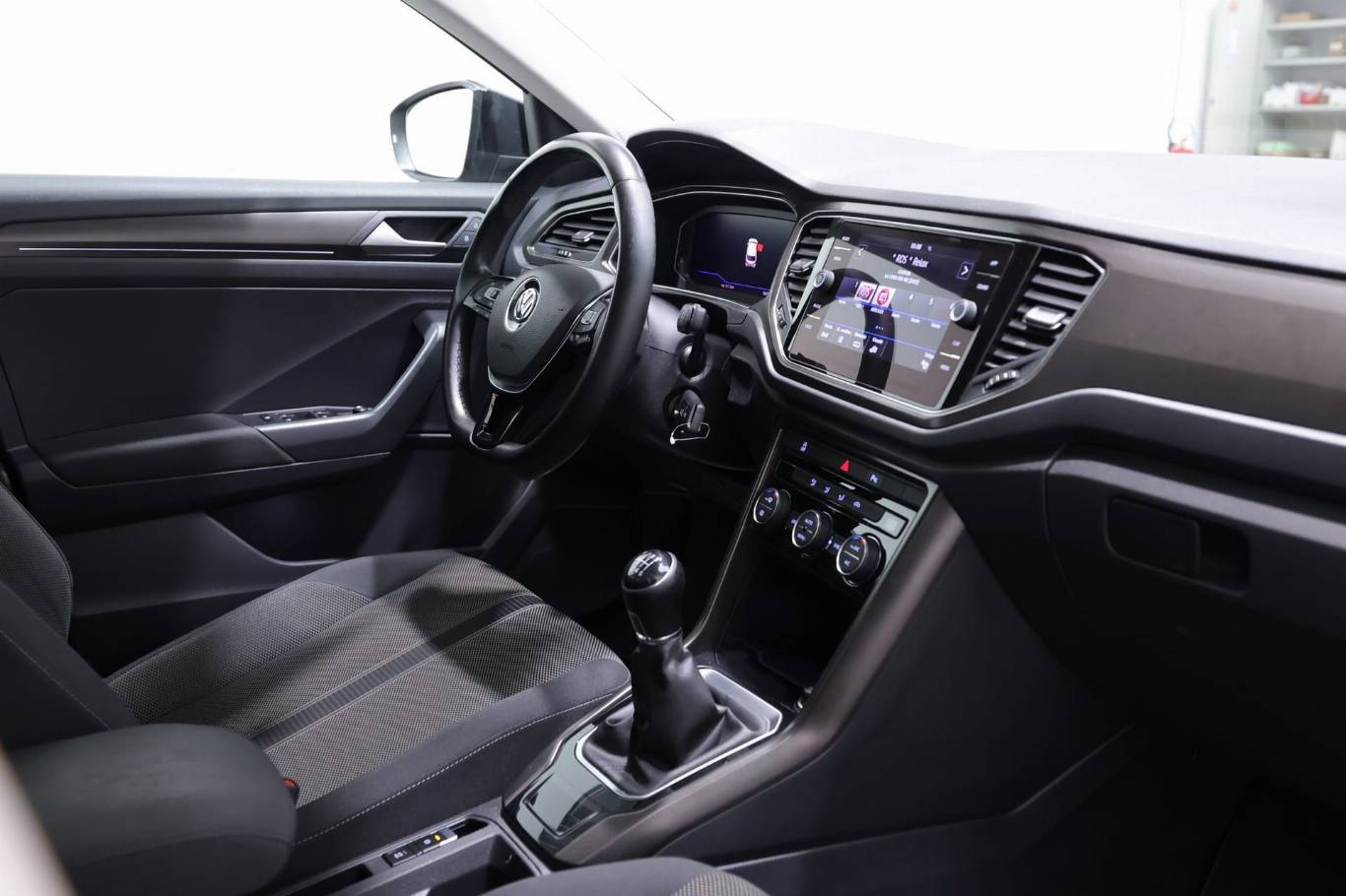 VOLKSWAGEN T-Roc 45