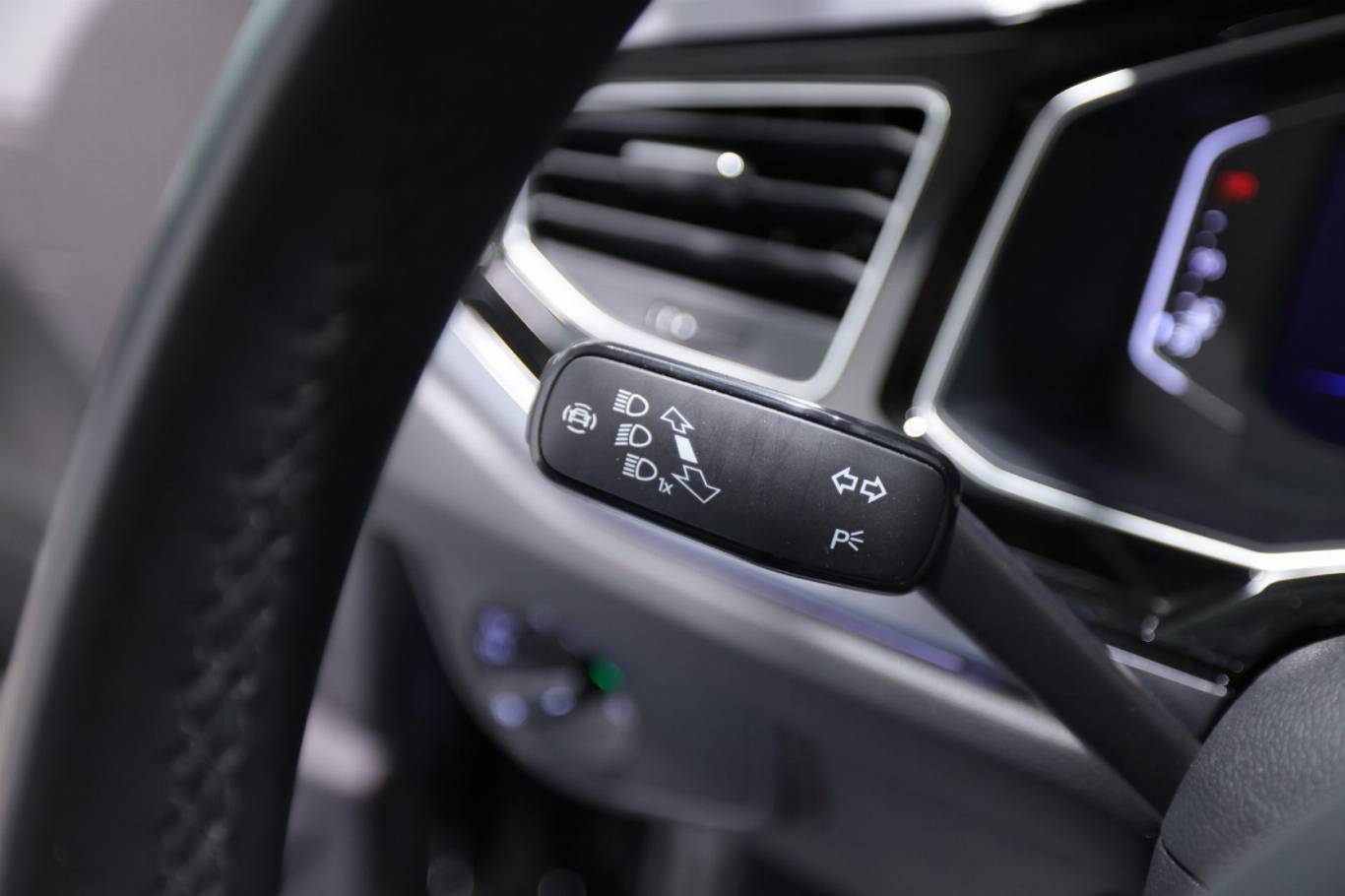 VOLKSWAGEN Polo 23