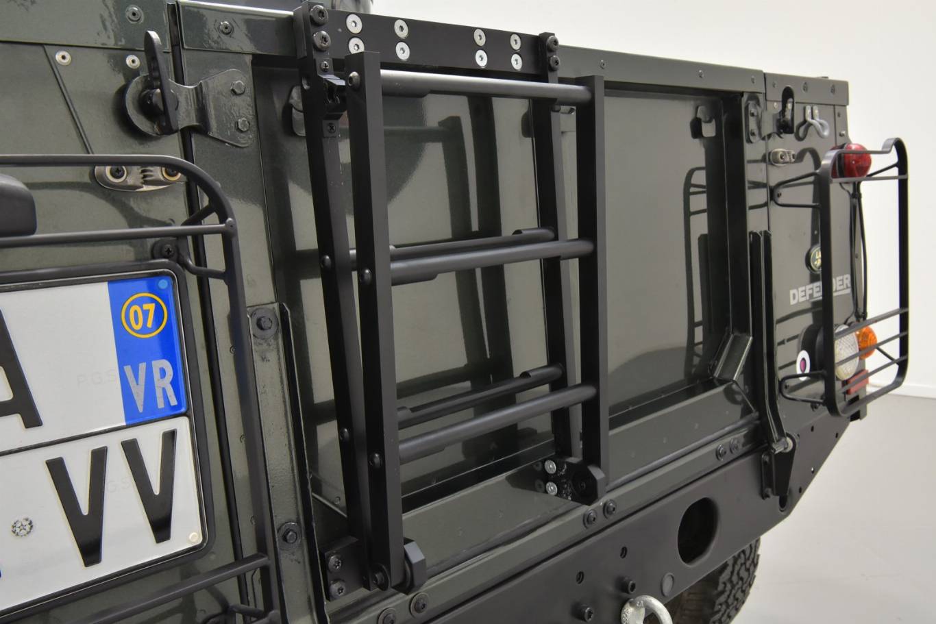 LAND ROVER Defender 63