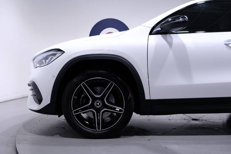MERCEDES-BENZ GLA 11