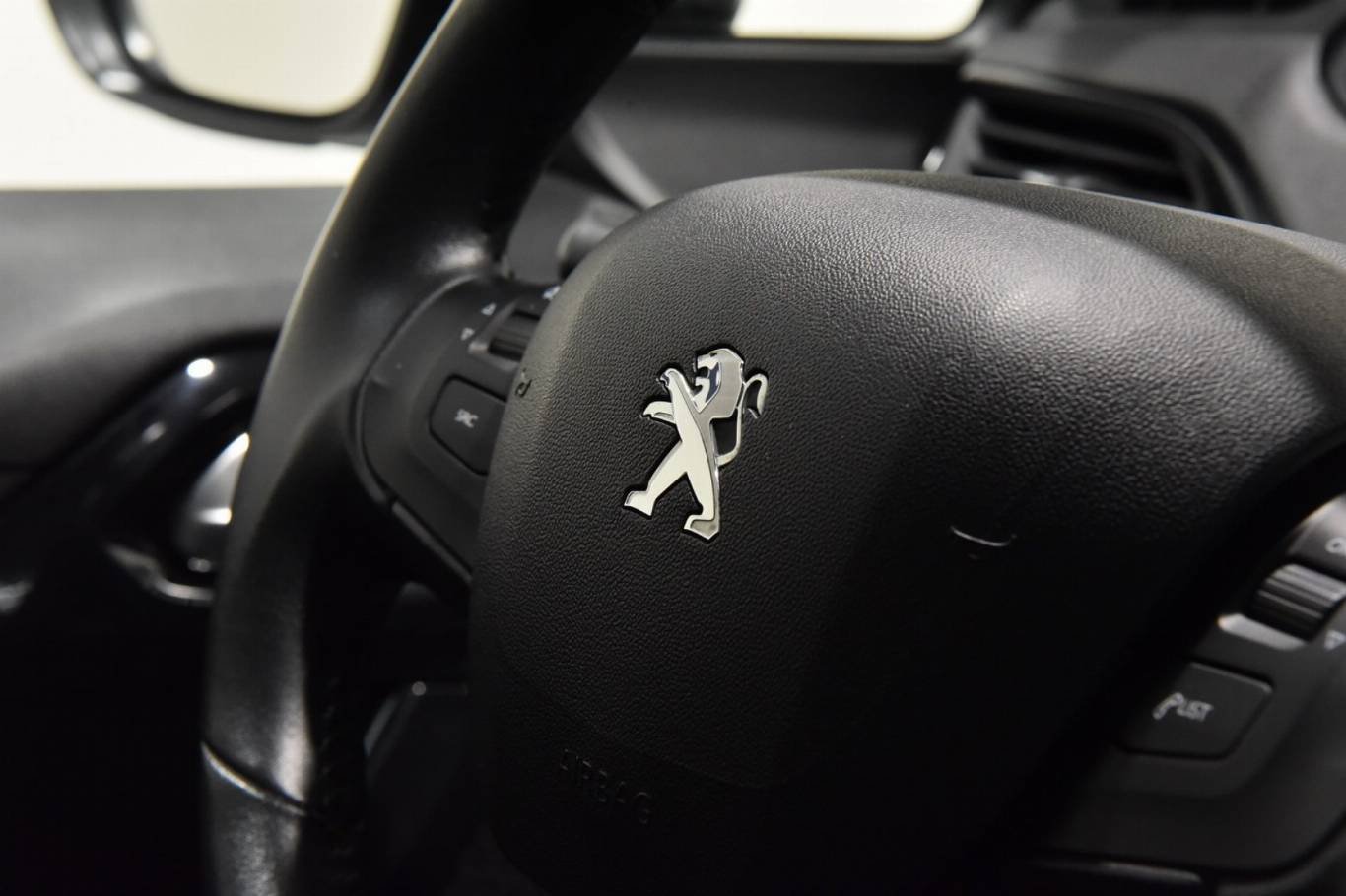 PEUGEOT 208 33