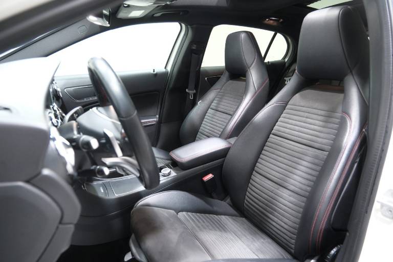 MERCEDES-BENZ GLA 220 6