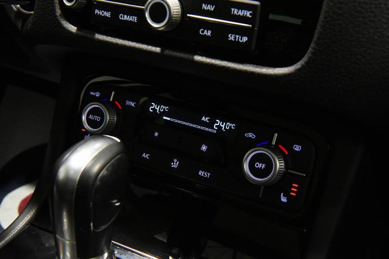 VOLKSWAGEN Touareg 41
