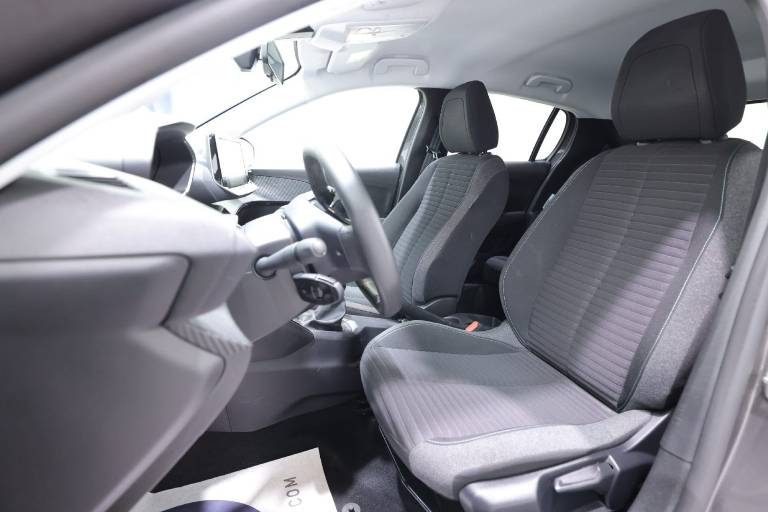 PEUGEOT 208 6