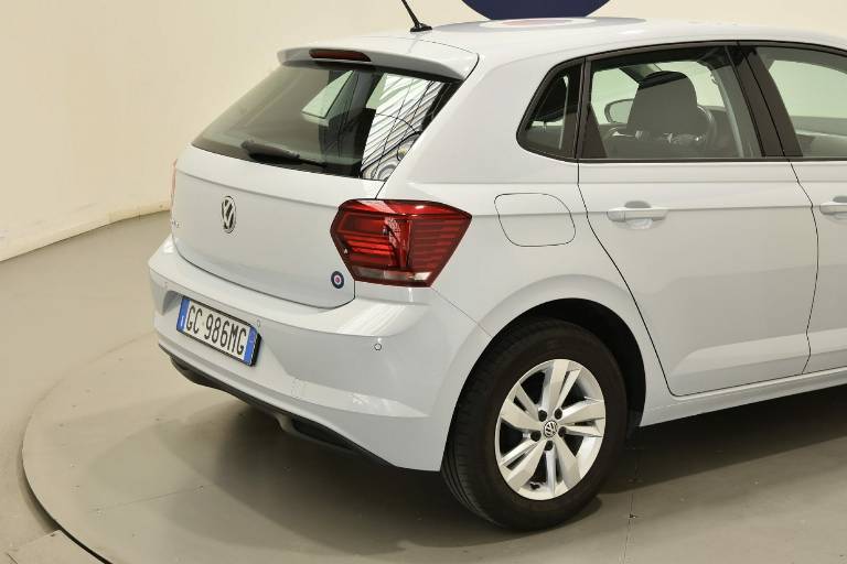 VOLKSWAGEN Polo 22