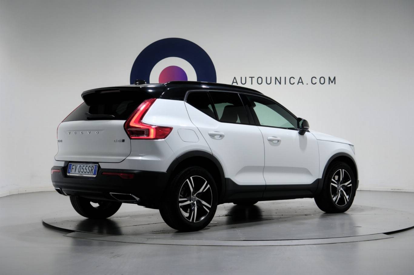 VOLVO XC40 4