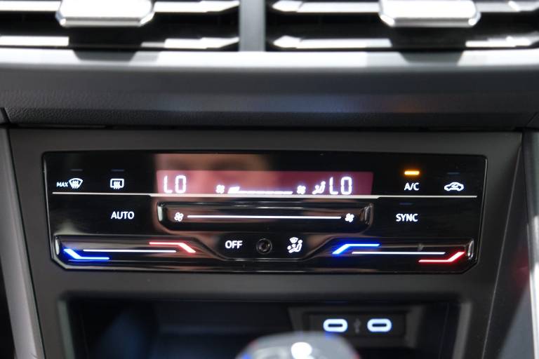 VOLKSWAGEN Polo 26