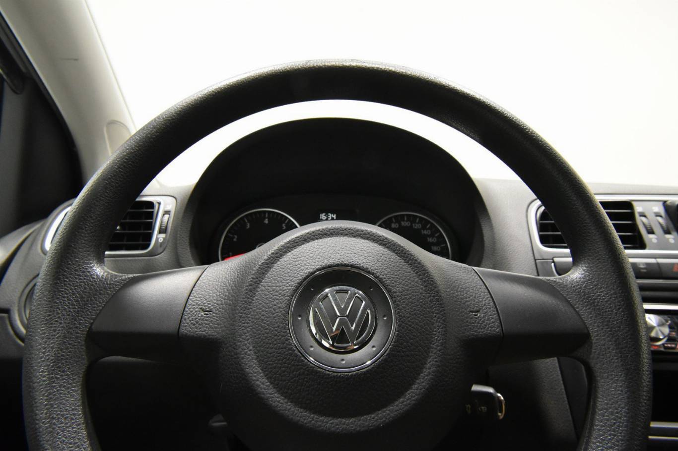 VOLKSWAGEN Polo 12