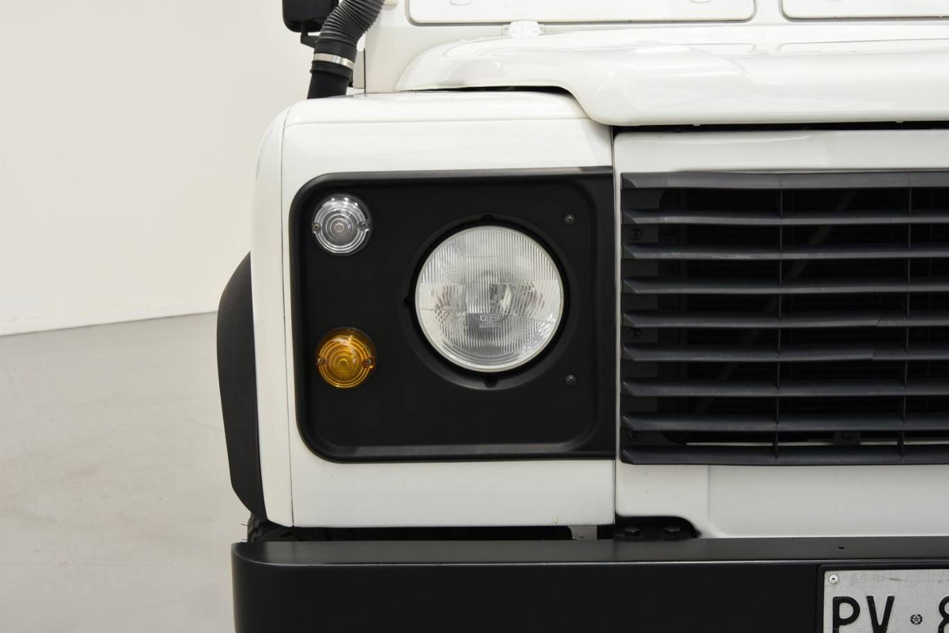 LAND ROVER Defender 17