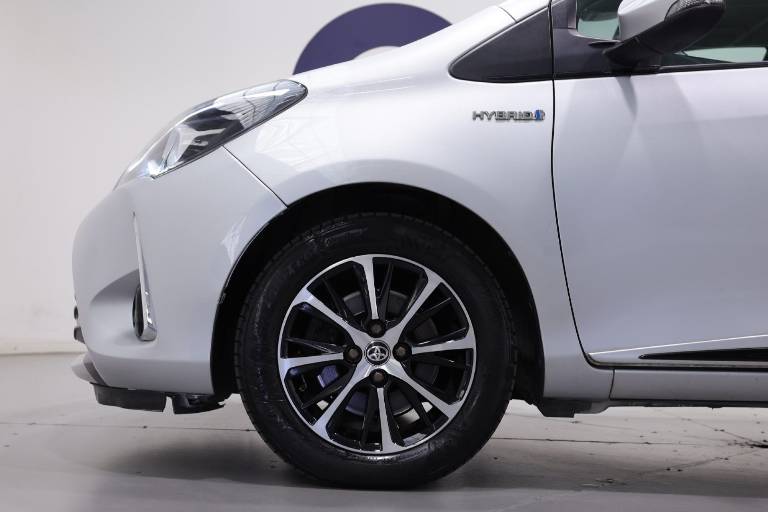 TOYOTA Yaris 17
