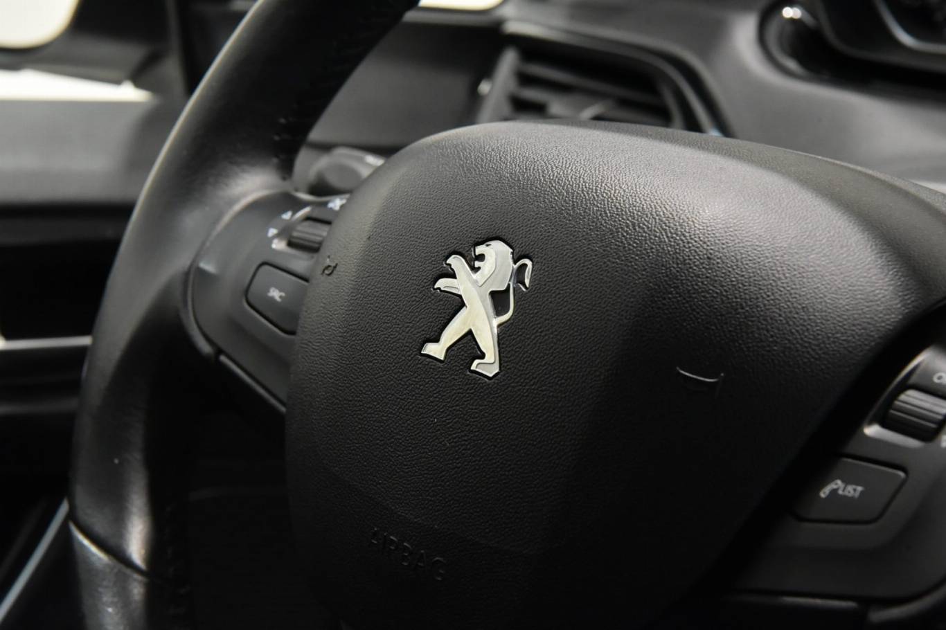 PEUGEOT 208 22