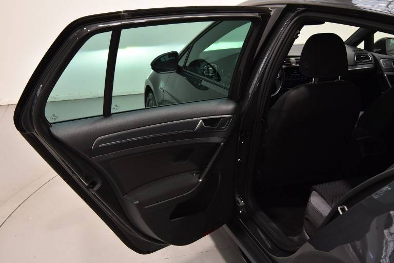 VOLKSWAGEN Golf 38