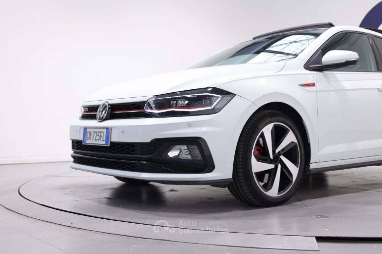 VOLKSWAGEN Polo 11