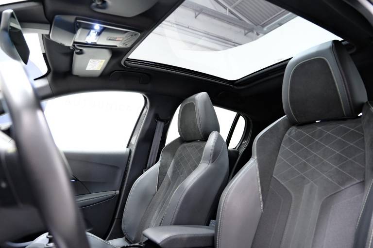 PEUGEOT 208 7