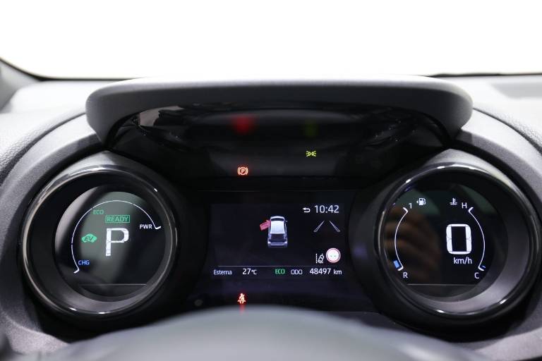 TOYOTA Yaris 8