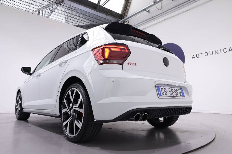 VOLKSWAGEN Polo 40