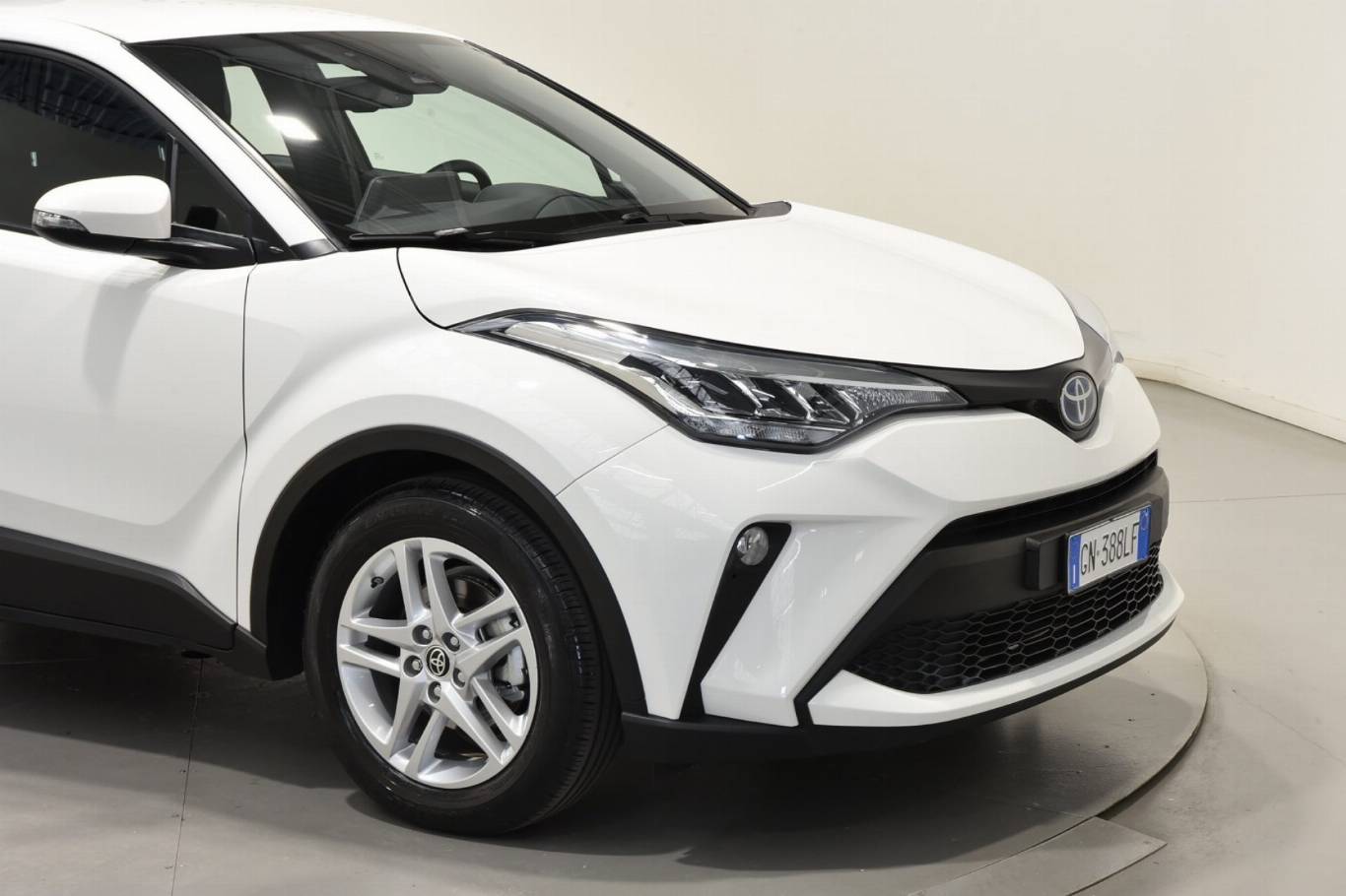 TOYOTA C-HR 13
