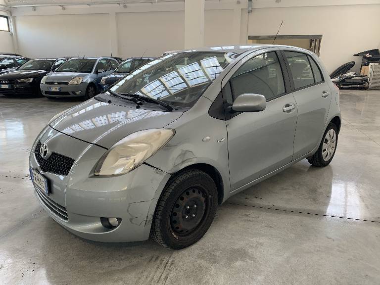TOYOTA Yaris 1