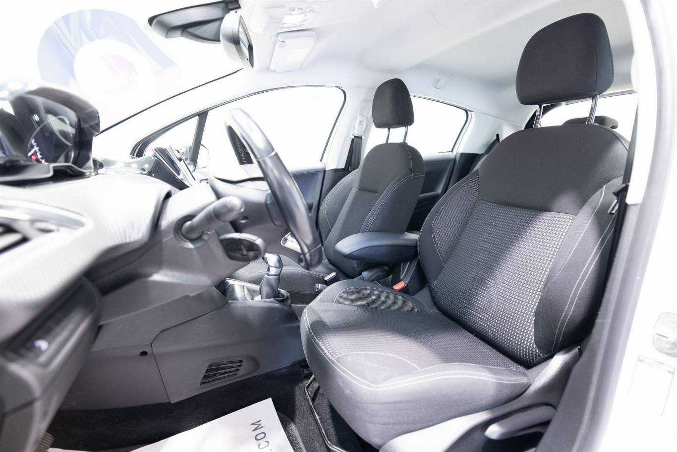 PEUGEOT 208 6