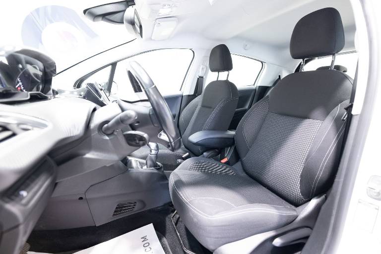 PEUGEOT 208 6