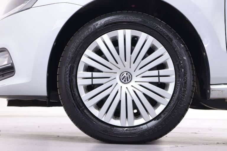 VOLKSWAGEN Polo 13