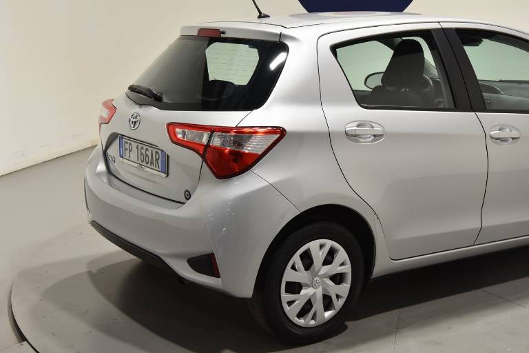 TOYOTA Yaris 21