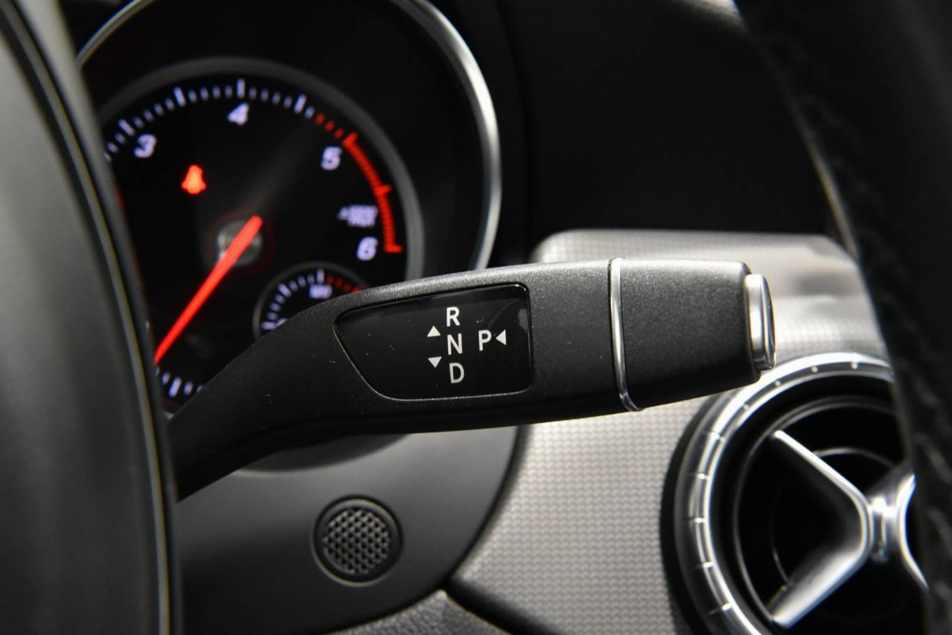 MERCEDES-BENZ CLA 200 10