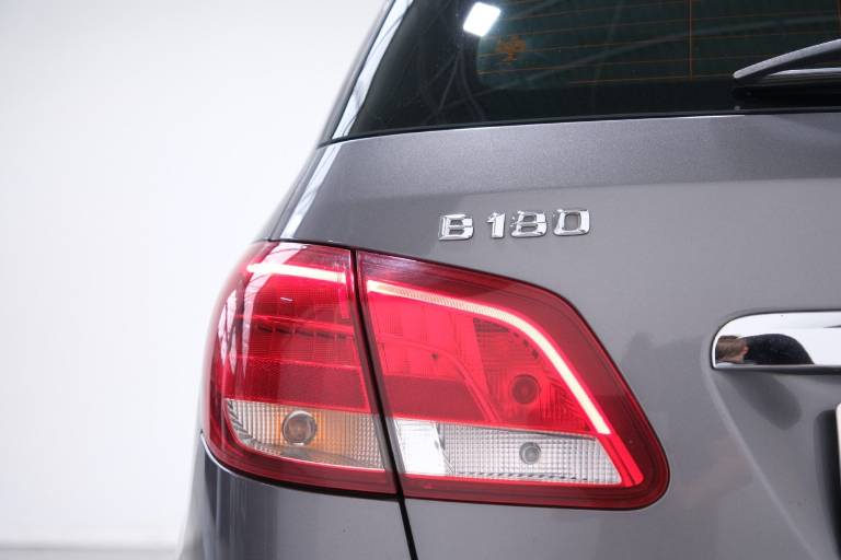 MERCEDES-BENZ B 180 39
