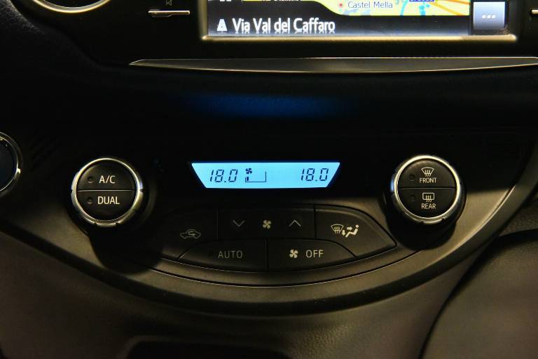 TOYOTA Yaris 11
