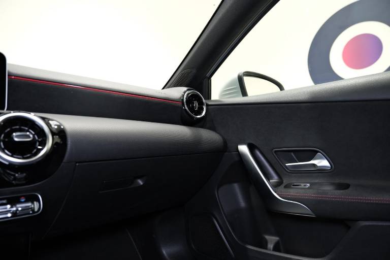 MERCEDES-BENZ A 180 37