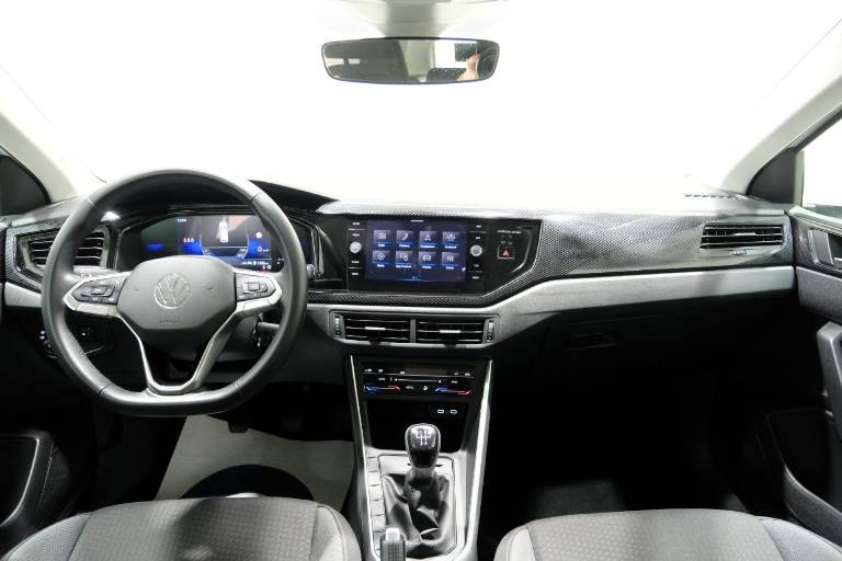 VOLKSWAGEN Polo 10