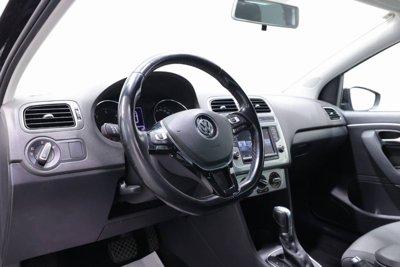 VOLKSWAGEN Polo 5