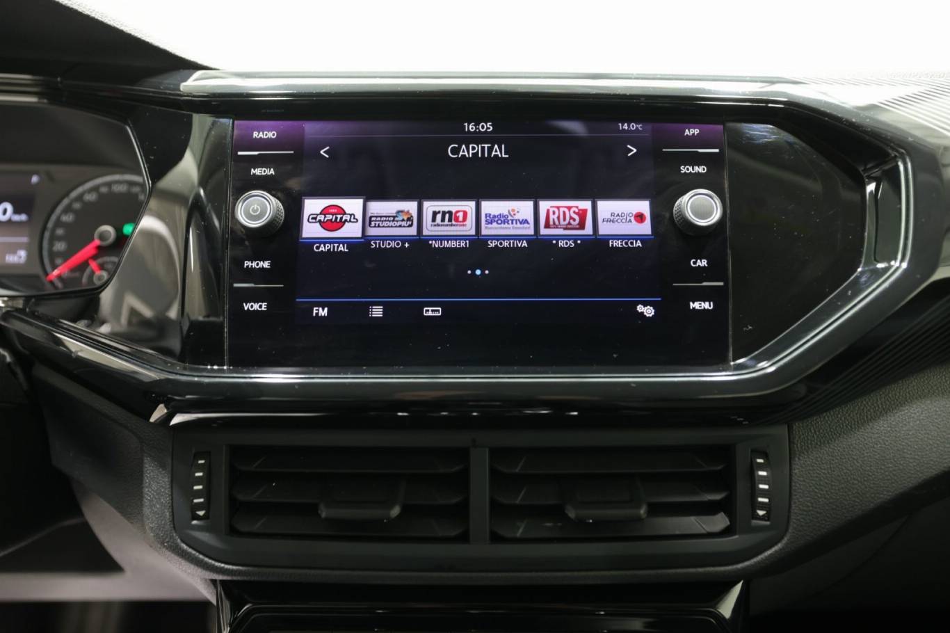 VOLKSWAGEN T-Cross 9